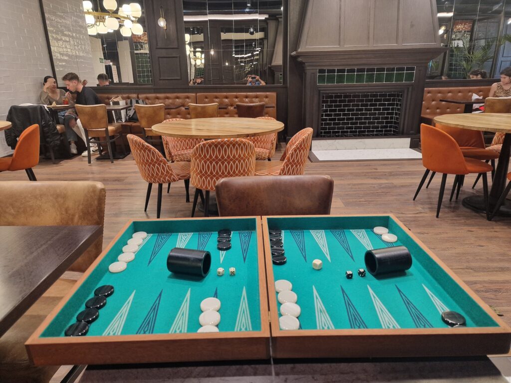 Tablero de competición en el restaurante Viena del club Backgammon Barcelona