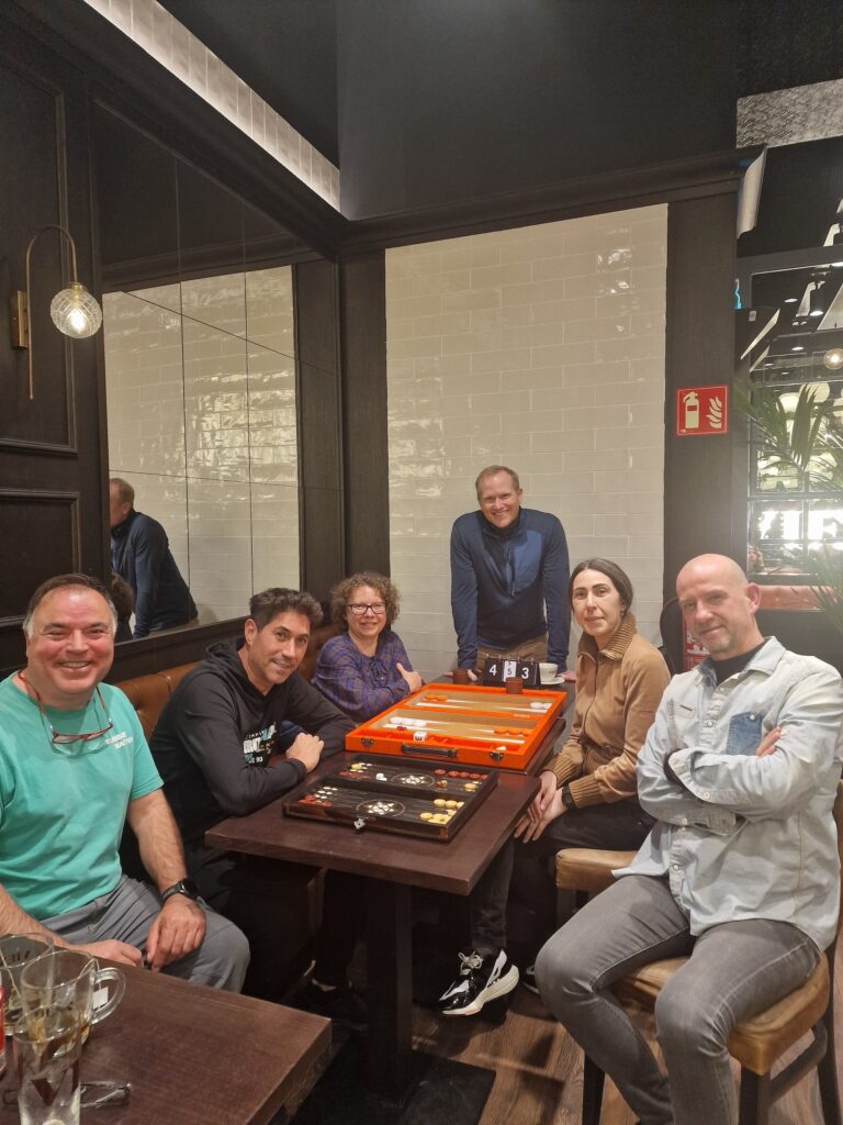 Ex-pats de Rumania, Alemania, Israel, Estados Unidos, Suecia, Irán, Brasil,.. todos unidos disfrutando del juego del backgammon